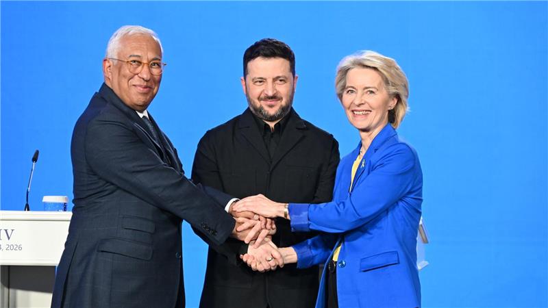Versprachen dem ukrainischen Präsidenten Wolodymyr Selenskyj zum Jahrestag des russischen Angriffskrieges weitere Unterstützung: EU-Kommissionspräsidentin Ursula von der Leyen (r) und EU-Ratspräsident António Costa (l).
