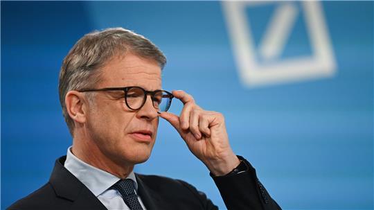 Verspricht nach der Razzia Aufklärung, will sich davon aber nicht bremsen lassen: Deutsche-Bank-Chef Christian Sewing.