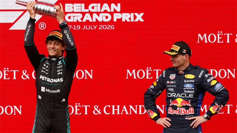 Teenager auf Rekordjagd: Ist Antonelli noch zu stoppen? Verstappen (rechts) kann nur zuschauen, wie Antonelli den Siegerpokal in die Luft reckt.