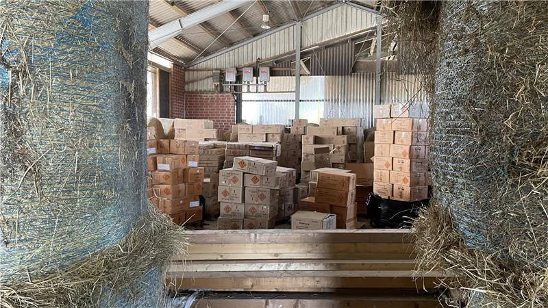 Automatensprengungen: Polizei findet 350 Tonnen Pyrotechnik Versteckt hinter Strohballen wurden die illegalen Böller in einer Scheune gelagert. Bild: Polizei Osnabrück
