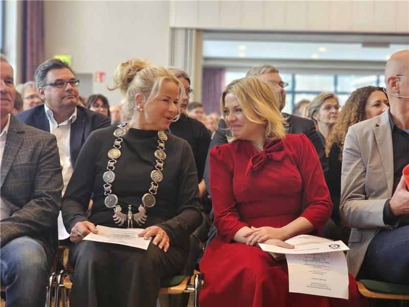 Goslarer Paul-Lincke-Ring für Annett Louisan Verstehen sich: Goslars Oberbürgermeisterin Urte Schwerdtner (li.) und Paul-Lincke-Ring-Preisträgerin Annett Louisan. Foto: Sowa