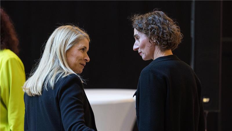 Verstehen sich gut: Bahnchefin Palla (l.) und die stellvertretende EVG-Vorsitzende Cosima Ingenschay. (Archivbild)