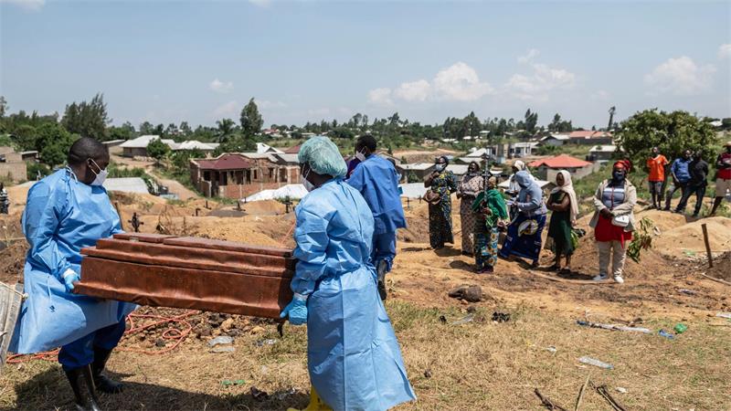 Verstorbene Ebola-Patienten sind hochansteckend und müssen unter besonderen Sicherheitsvorkehrungen beigesetzt werden. (Archivbild)
