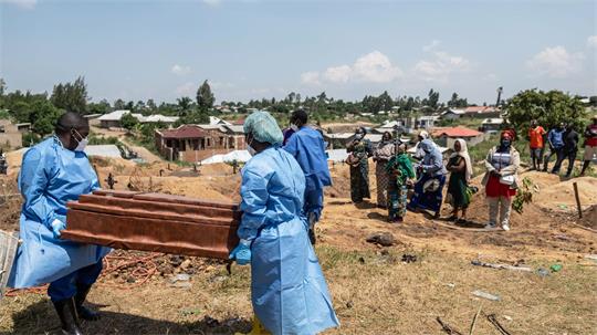 Verstorbene Ebola-Patienten sind hochansteckend und müssen unter besonderen Sicherheitsvorkehrungen beigesetzt werden. (Archivbild)
