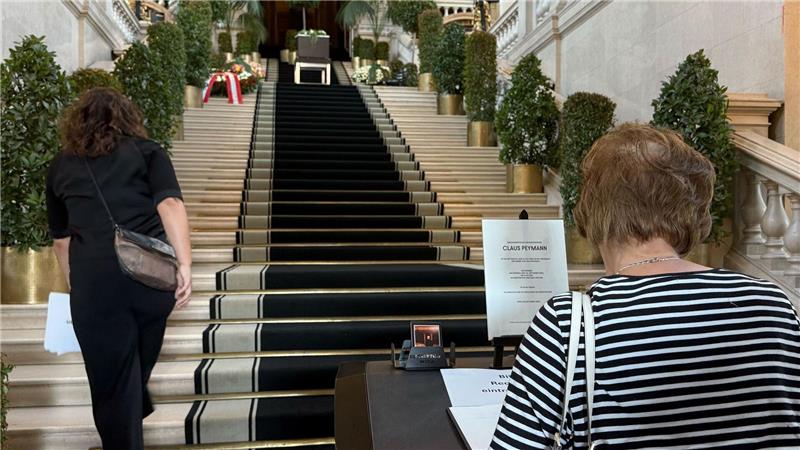 Verstorbene Ehrenmitglieder des Burgtheaters werden traditionell mit großer Geste verabschiedet.