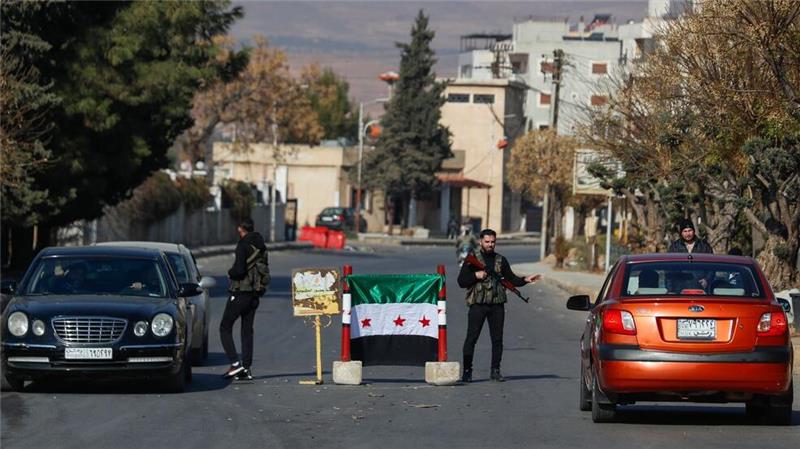 Assad gestürzt: Syrien zwischen Jubel und Ungewissheit Versuch, die Ordnung wiederherzustellen: Straßenposten in Damskus.
