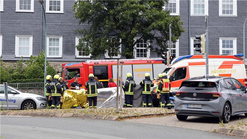 Versuchte Tötung: Im August 2023 attackiert ein Mann einen Bekannten nach einem Streit mit einem Messer. Einsatzkräfte versorgen das Opfer.  Foto: Neuendorf