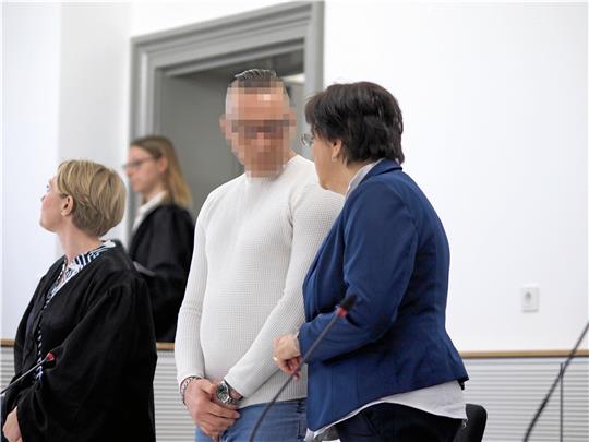 Versuchter Totschlag unter Monteuren – das Braunschweiger Landgericht verurteilt einen 45-jährigen Angeklagten (verpixelt), zu sechs Jahren Haft. Foto: Westermann