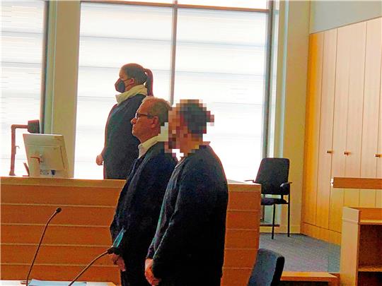 Verteidiger Claus Mielke (Mitte) und sein Mandant im Verhandlungssaal des Landgerichts. Foto: Klengel