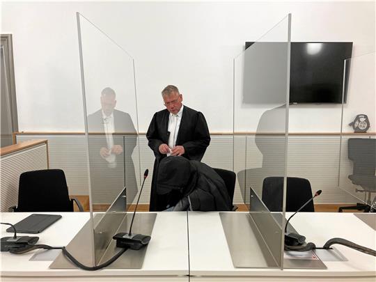 Verteidiger Frank Hannig steht hinter dem Angeklagten, der sich unter einer Jacke verbirgt. In dem Prozess gegen den Mann, der seine zwei Monate alte Tochter zu Tode geschüttelt haben soll, wird das Urteil erwartet.  Foto: Christian Brahmann/dpa