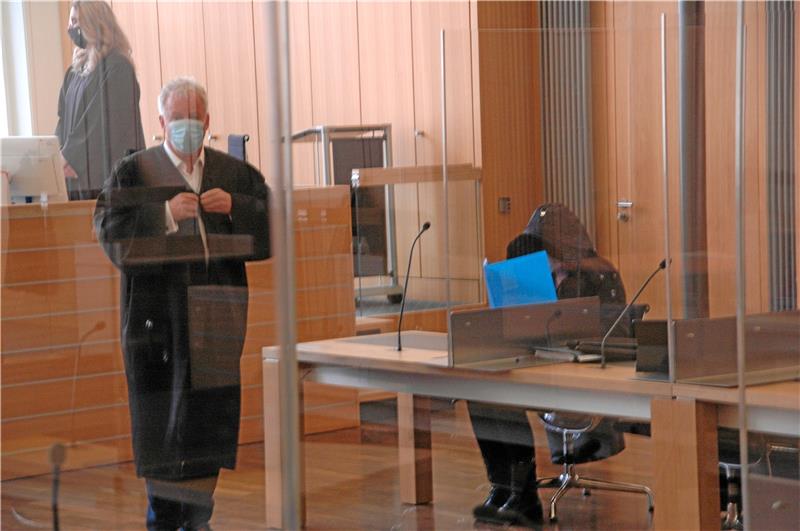 Verteidiger Matthias Jochmann und die vermummte Angeklagte.  Foto: Neddermeier