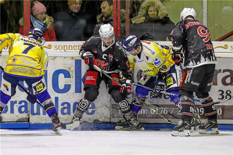 Harzer Falken haben Lücken in der Defensive Verteidiger Nico Ehmann (Mitte), hier in einer Szene mit Regan Nagy (re.), fällt zumindest gegen Timmendorf krankheitsbedingt aus. Auch Nico Schnell und Patrik Franz fehlen. Foto: Drechsler