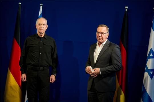 Verteidigungminister Boris Pistorius mit seinem israelischen Amtskollegen Joav Galant in Tel Aviv.