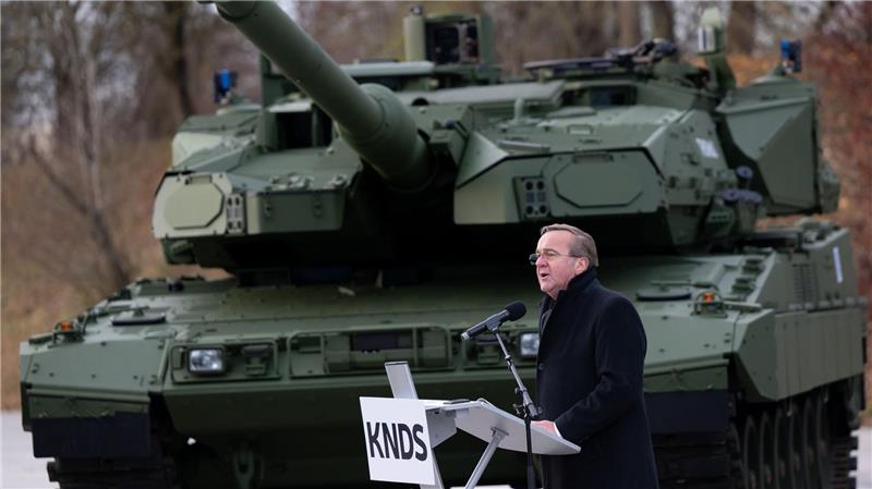 Verteidigungsminister Bois Pistorius bei der Präsentation des neuen Leopard 2 A8.