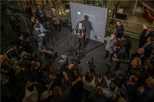 Verteidigungsminister Boris Pistoris beantwortet Fragen nach einer Sondersitzung des Verteidigungsausschusses.