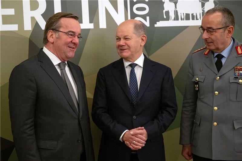 Scholz verspricht mehr Milliarden für das Militär Verteidigungsminister Boris Pistorius, Bundeskanzler Olaf Scholz (beide SPD) und Carsten Breuer, Generalinspekteur der Bundeswehr.