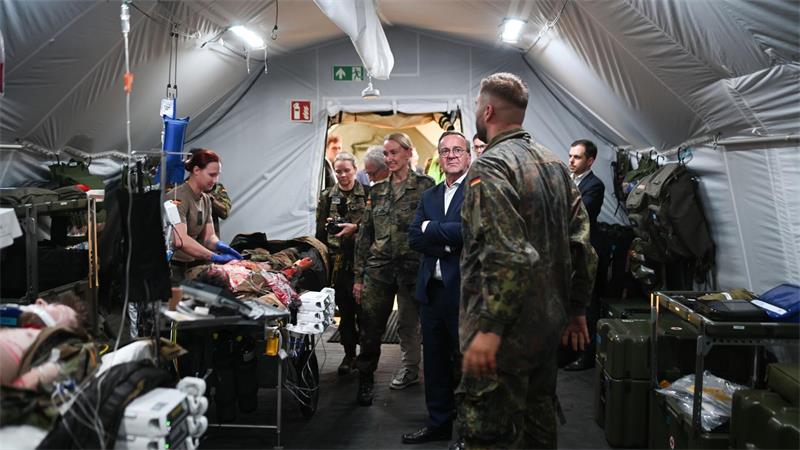 Pistorius erklärt Bedarf für weiteren Nordsee-Marinehafen Verteidigungsminister Boris Pistorius (SPD) ließ sich die Arbeit des Sanitätsdienstes in einem Luftlande-Rettungszentrum zeigen.