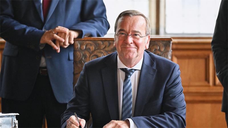 Milliarden für Bremerhaven – Marinehafen in Emden geplant Verteidigungsminister Boris Pistorius (SPD) unterzeichnete eine Absichtserklärung.