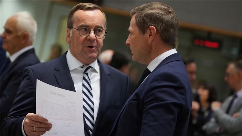 EU-Staaten setzen neue Russland-Sanktionen in Kraft Verteidigungsminister Boris Pistorius (SPD) warf Russlands Präsident Wladimir Putin vor, auf Zeit zu spielen.