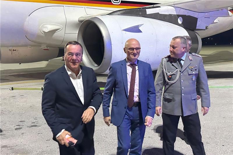 Pistorius besucht Fregatte vor Einsatz im Roten Meer Verteidigungsminister Boris Pistorius (l, SPD) ist auf dem Flughafen Chania in auf der griechischen Insel Kreta angekommen.