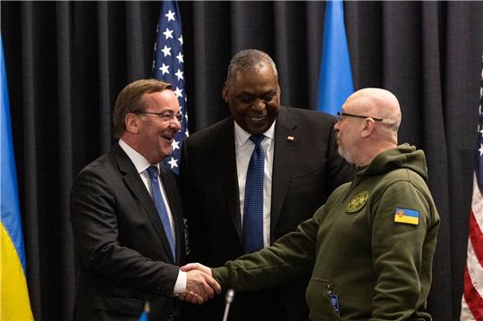 Verteidigungsminister Boris Pistorius (l) mit seinem ukrainischen Kollegen Olexij Resnikow (r) und dem amerikanischen Verteidigungsminister Lloyd Austin auf der Ukraine-Konferenz in Ramstein