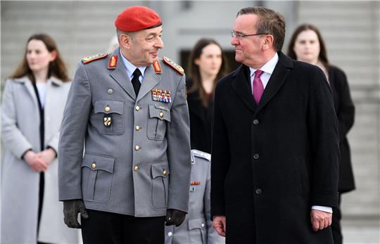 Verteidigungsminister Boris Pistorius (r) mit dem neuen Generalinspekteur der Bundeswehr Carsten Breuer.