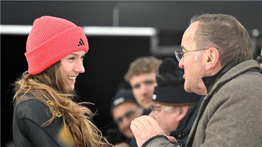 Verteidigungsminister Boris Pistorius sah sich an der Bahn Laura Noltes Rennen an.