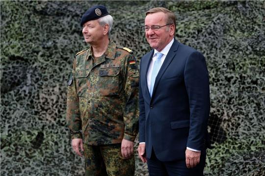 Verteidigungsminister Boris Pistorius steht bei seinem Antrittsbesuchs beim Kommando Cyber- und Informationsraum in Rheinbach neben Vizeadmiral Thomas Daum (l).