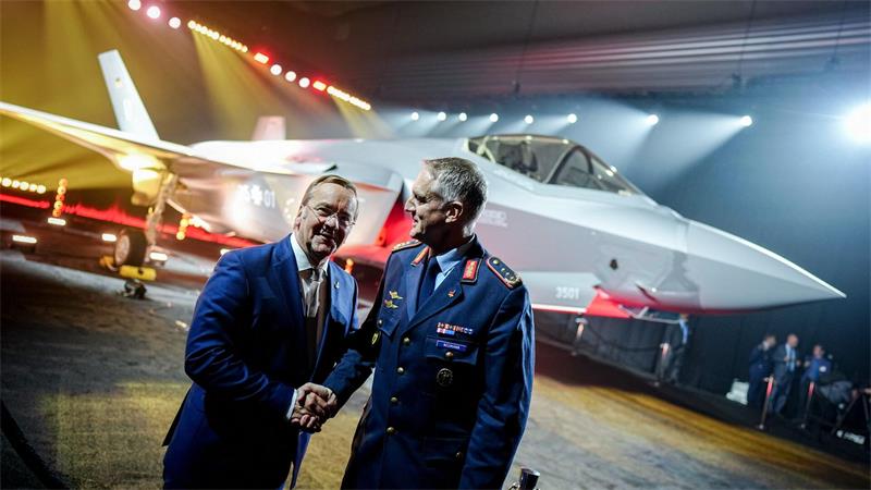 Verteidigungsminister Boris Pistorius und Luftwaffeninspekteur Holger Neumann vor der F-35