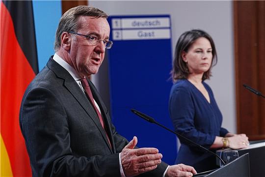Verteidigungsminister Boris Pistorius und Außenministerin Annalena Baerbock geben ein Pressestatement im Auswärtigen Amt in Berlin zu den Evakuierungen im Sudan.