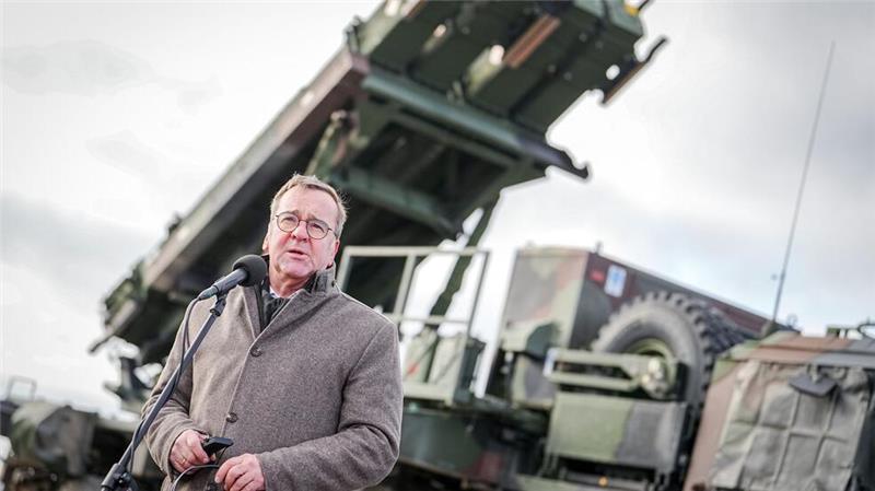 Verteidigungsminister Boris Pistorius vor den Patriot-Flugabwehrsystemen der Bundeswehr, die im polnischen Rzeszow stationiert sind. (Foto aktuell)