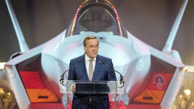 Verteidigungsminister Boris Pistorius vor der F-35