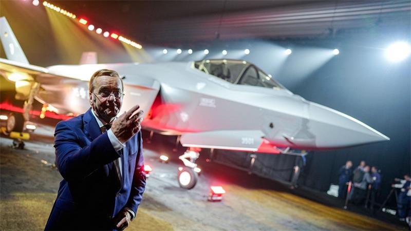 Verteidigungsminister Boris Pistorius vor der F-35