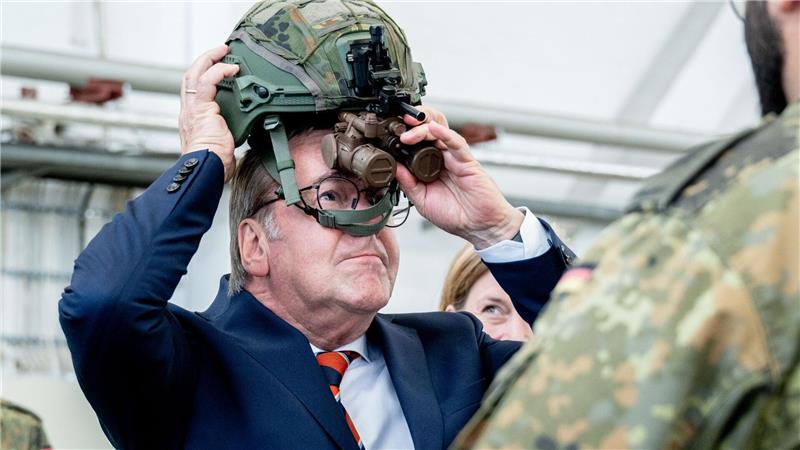 Pistorius plant Milliarden-Investitionen in Drohnenabwehr Verteidigungsminister Pistorius ließ sich bei seinem Besuch in Friesland die Technik der Drohnenabwehreinheit zeigen.