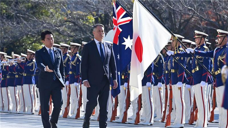 Verteidigungsminister Richard Marles (r)  und Japans Verteidigungsminister Shinjiro Koizumi (l) nehmen an einer Ehrengardezeremonie teil.