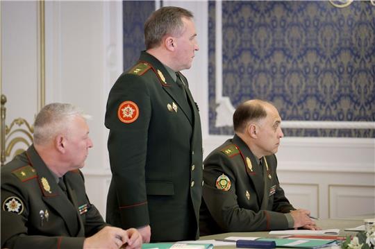 Verteidigungsminister Viktor Chrenin (M) hat die Militärdoktrin von Belarus überarbeitet.