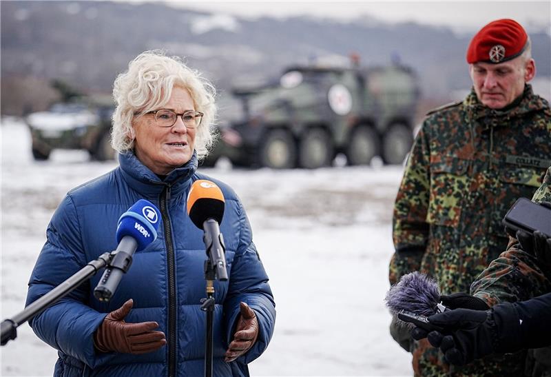 Drei Viertel der Bürger für Entlassung Lambrechts Verteidigungsministerin Christine Lambrecht hat mit ihrem Silvestervideo viele Menschen verärgert.