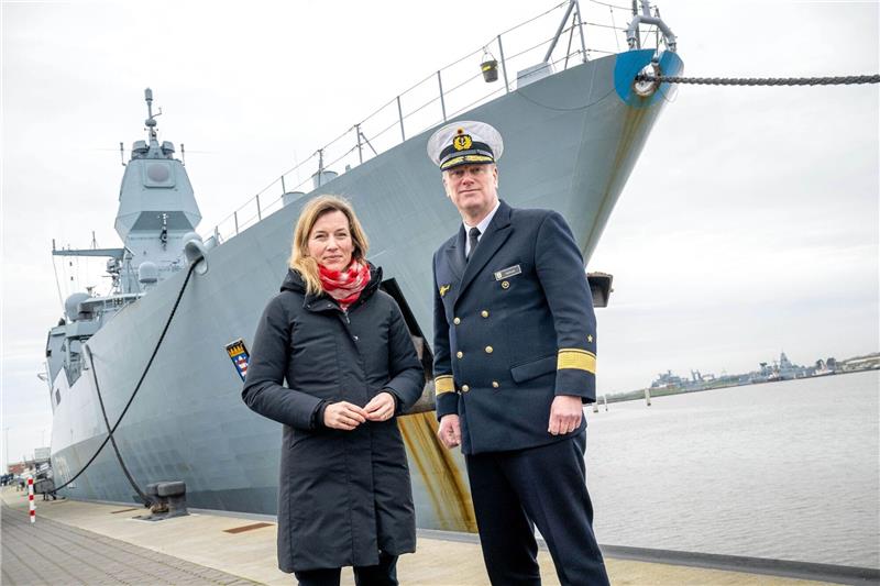 Möller: Neue Dimension von Einsatz für Marine Verteidigungsstaatssekretärin Siemtje Möller (l) steht mit Flottillenadmiral Axel Schulz vor der Fregatte «Hessen».