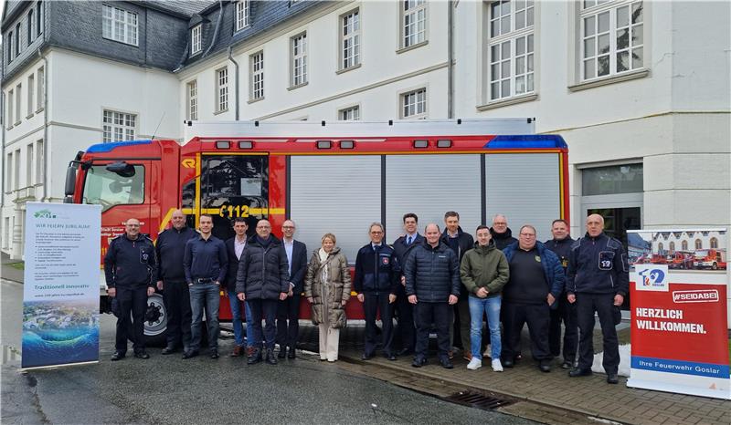 Stadt, Feuerwehr und TU wollen Brandbekämpfung optimieren Vertreter der Feuerwehr, des Forschungszentrums Energiespeichertechnologien und der Stadt Goslar, zusammen mit Oberbürgermeisterin Urte Schwerdtner (m.), nach der Kick-Off-Veranstaltung zu dem neuen Forschungsprojekt zur Brandbekämpfung.