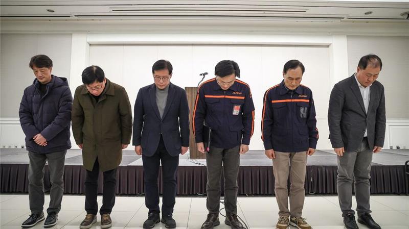 Vertreter der Jeju Air entschuldigen sich.