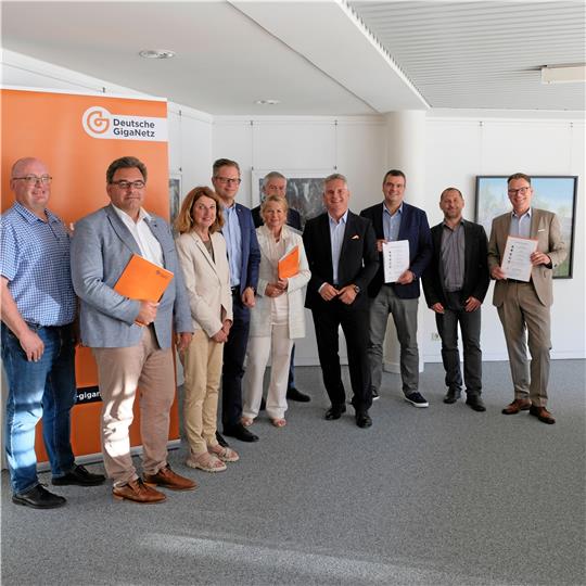 Vertreter der Kommunen und der Deutschen Giga-Netz kooperieren beim Glasfaserausbau. Foto: Landkreis