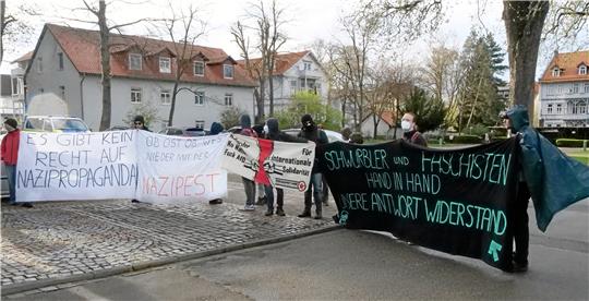 Vertreter der Linksjugend halten im unteren Badepark ihre Banner hoch. Der Platz ist ihnen von der Polizei zugewiesen. Foto: Potthast