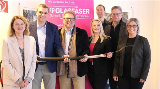 Vertreter der Politik, Verwaltung und Telekom freuen sich über den gelungenen Breitbandausbau: Petra Emmerich-Kopatsch (Bürgermeisterin Clausthal-Zellerfeld, v. l.), Landrat Dr. Alexander Saipa, Peter Richter (Konzernbevollmächtigter Telekom Region Nord), Sabine Köhler (Regio Managerin Telekom Fiber Region Nord), Lars Trumpusch (Projektleiter Telekom Technik Region Nord), Thomas Wiesenhütter (Landkreis Goslar) und Stephanie Stalling (Key Account Managerin Telekom Technik Region Nord).