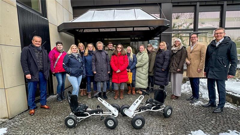 Vertreter der Volksbank eG und der Kindergärten freuen sich.