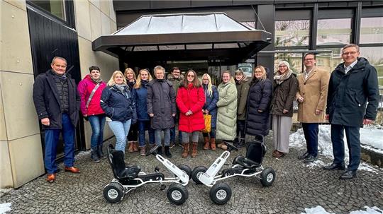 Vertreter der Volksbank eG und der Kindergärten freuen sich.