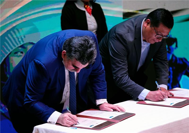 Lithium: Russland und China investieren in Bolivien Vertreter der russischen Uranium One Group und des bolivianischen Staatsunternehmens Yacimientos de Litio Bolivianos unterzeichnen in La Paz ein Abkommen über die Industrialisierung von Lithium.