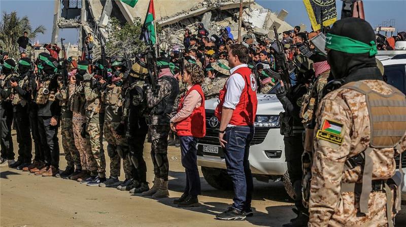 Islamisten lassen drei weitere Geiseln im Gazastreifen frei Vertreter des Roten Kreuzes warten zusammen mit Kämpfern islamistischer Terrorgruppen.