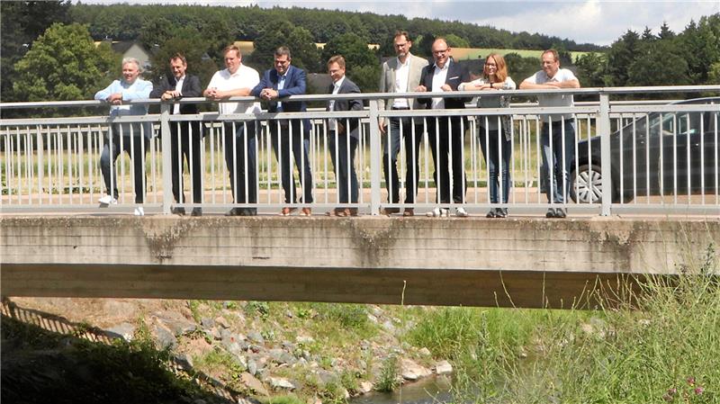 Vertreter von Kommunen, Land, Planungsbüro und Hochwasserschutzverband Innerste machen sich ein Bild von der aufgeweiteten Nette.
