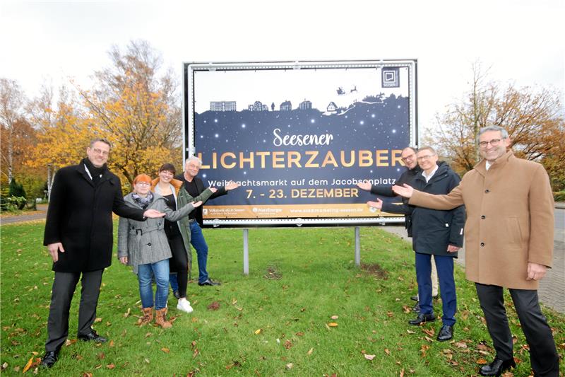 Für den Seesener „Lichterzauber“ hängen die Ketten Vertreter von Stadt, Stadtmarketing, Eventagentur Maik Herrmann, Volksbank Seesen und Harz-Energie laden zum „Lichterzauber“. Foto: Gereke
