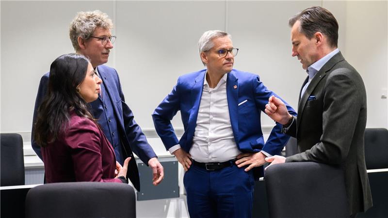 Vertreter von VW, Betriebsrat, IG Metall und Wirtschaftsministerium beraten sich vor der Unterrichtung im Wirtschaftsausschuss.